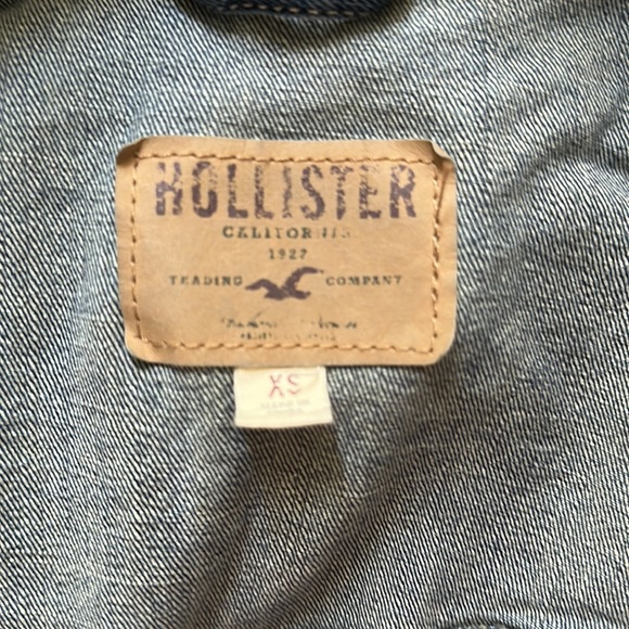 HOLLISTER HOODED JEAN JACKET. Size XSMALL. - Picture 8 of 9